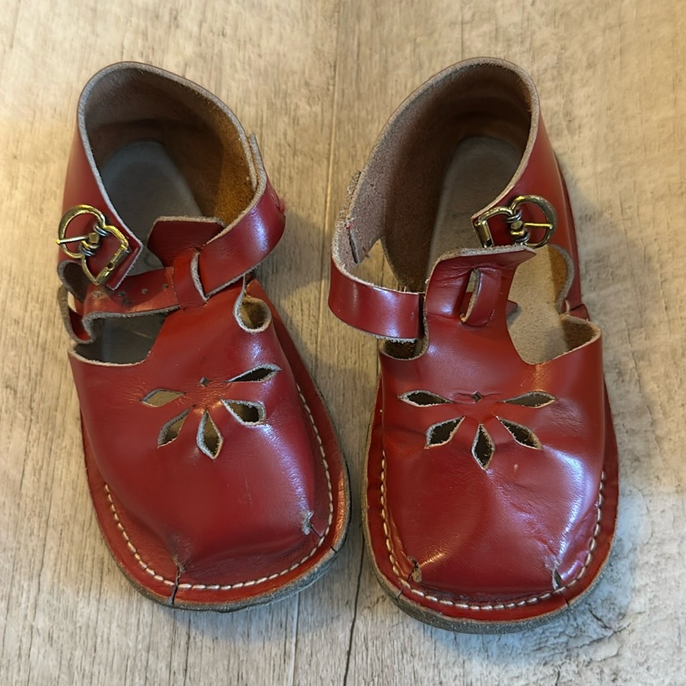 Vintage • stride rite • Nani • leather fisherman close toe sandal